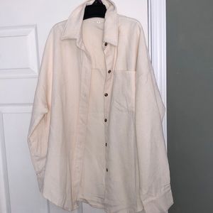 CUTE OVERSIZED BUTTON UP. SIZE SMALL. PERFECT FOR FALL OUTFITS!